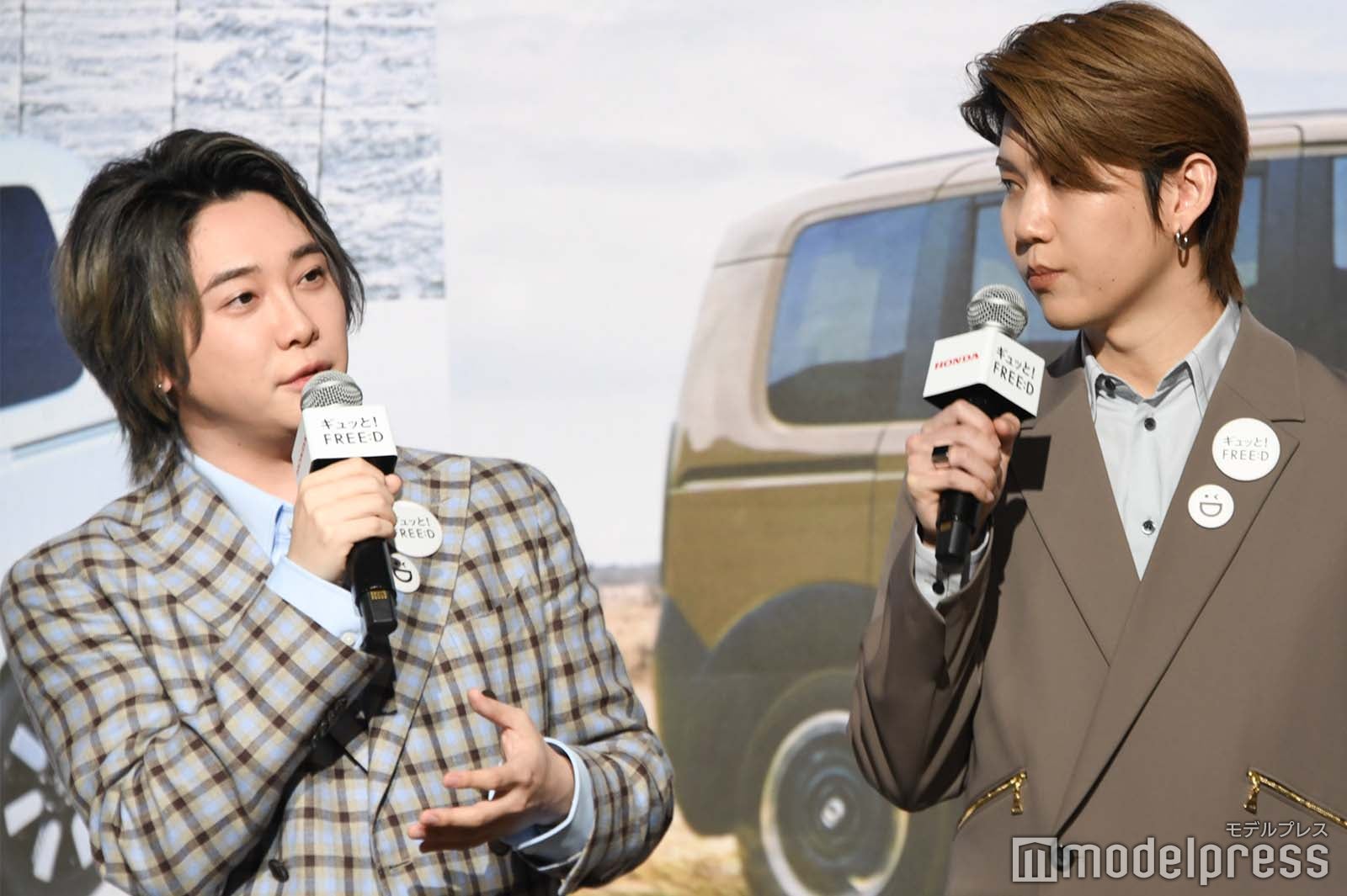大森元貴の話に耳を傾ける若井滉斗（C）モデルプレス