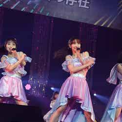向井地美音、柏木由紀、小栗有以「AKB48単独コンサート ～好きならば好きだと⾔おう～」（C）AKB48