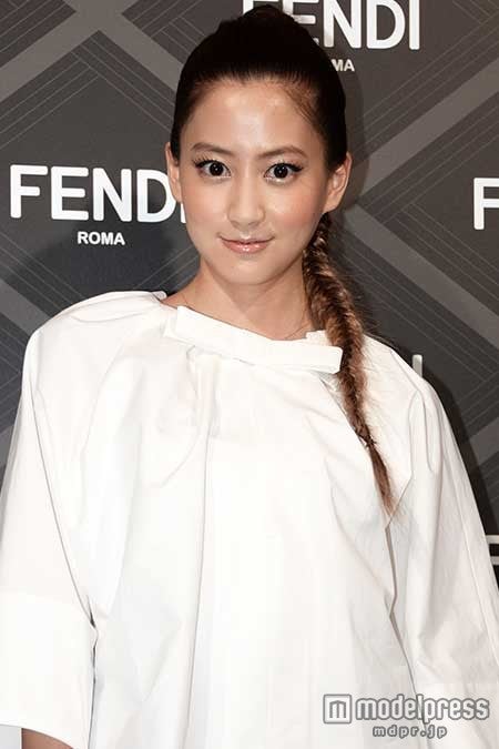 河北麻友子、ほっそり美脚あらわ ファッションのポイントを紹介