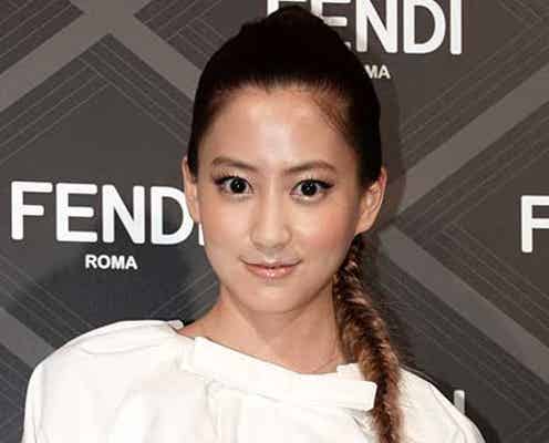 河北麻友子、ほっそり美脚あらわ ファッションのポイントを紹介