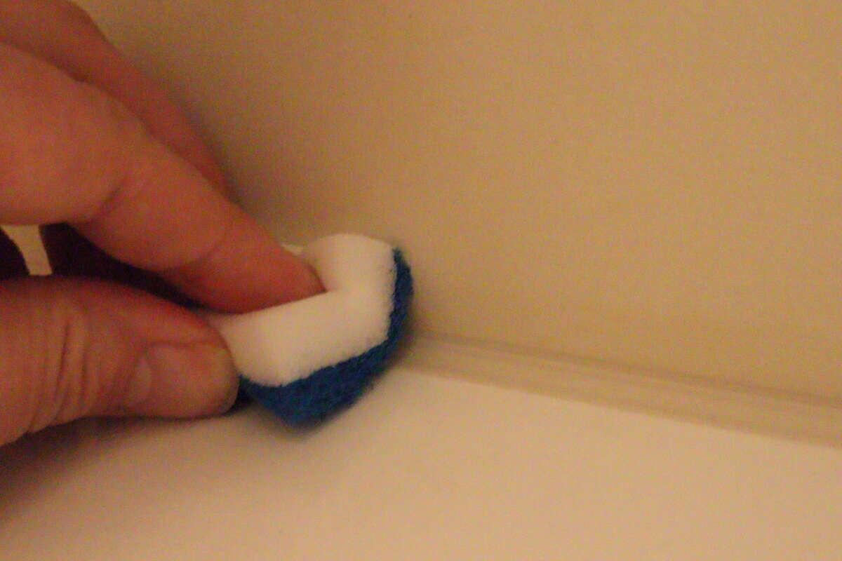 ダイソー カビお掃除シート+メラミン(落ち落ちV) ダイソーのカビお掃除シート+メラミン(落ち落ちV)で洗面所掃除