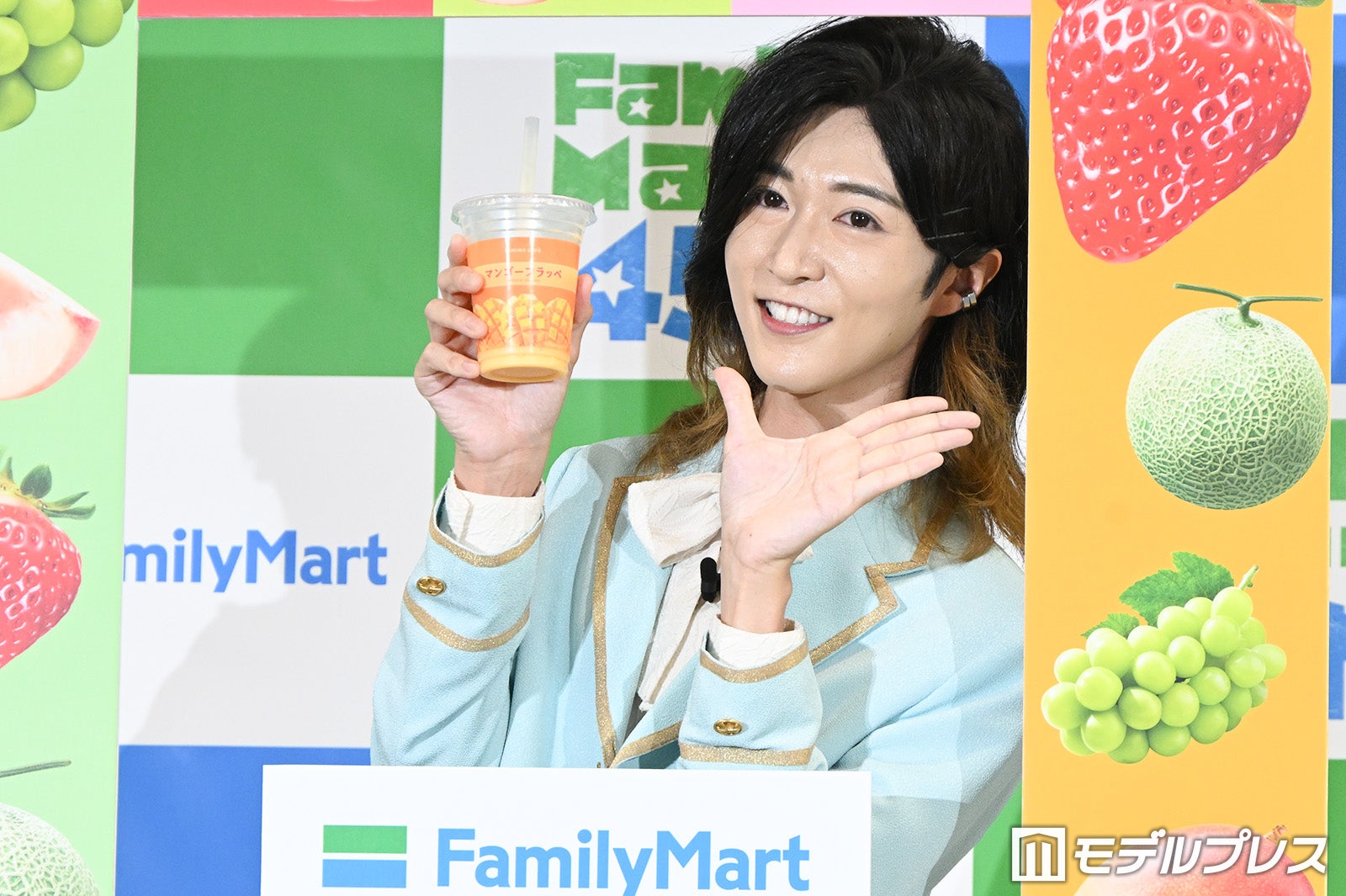 決め顔チャレンジをするサカイJr.（C）モデルプレス
