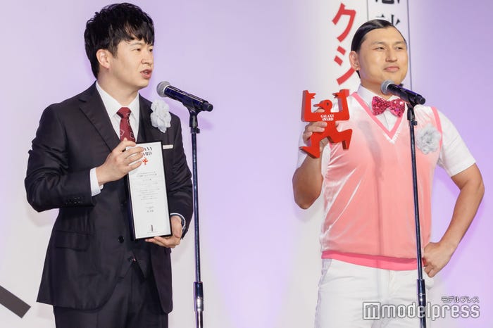 若林正恭、春日俊彰(C)モデルプレス