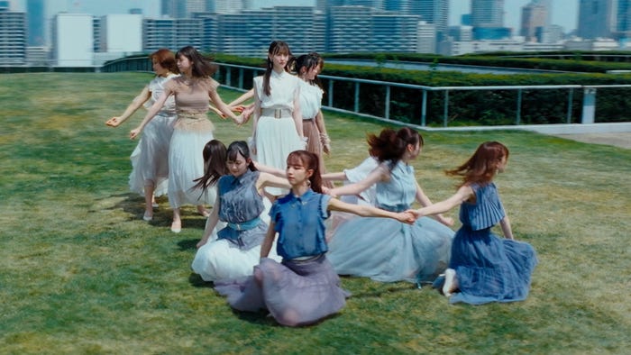乃木坂46「踏んでしまった」Music Videoより(提供写真)