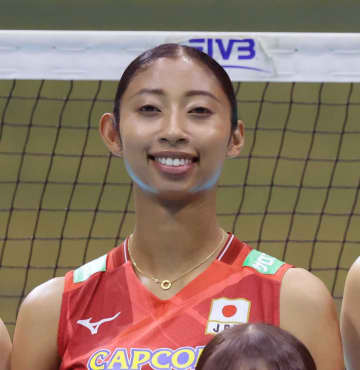 バレー女子日本代表 美しいパンツスーツ姿が「すっかりモデルさん」「素敵」「もはやプリンセス」海外ファンも反響 身長181センチの圧倒的美