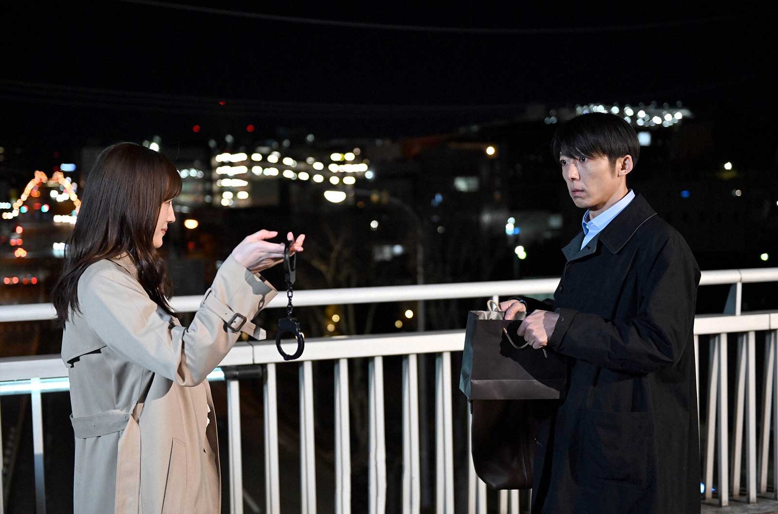 綾瀬はるか、高橋一生「天国と地獄 ～サイコな2人～」第8話より（C）TBS