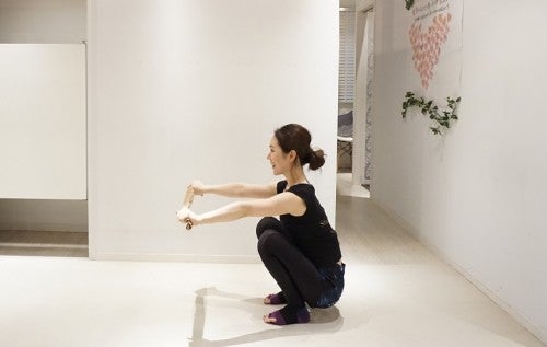 タオルを胸の前まで下げながら、しゃがみこんでいきます。