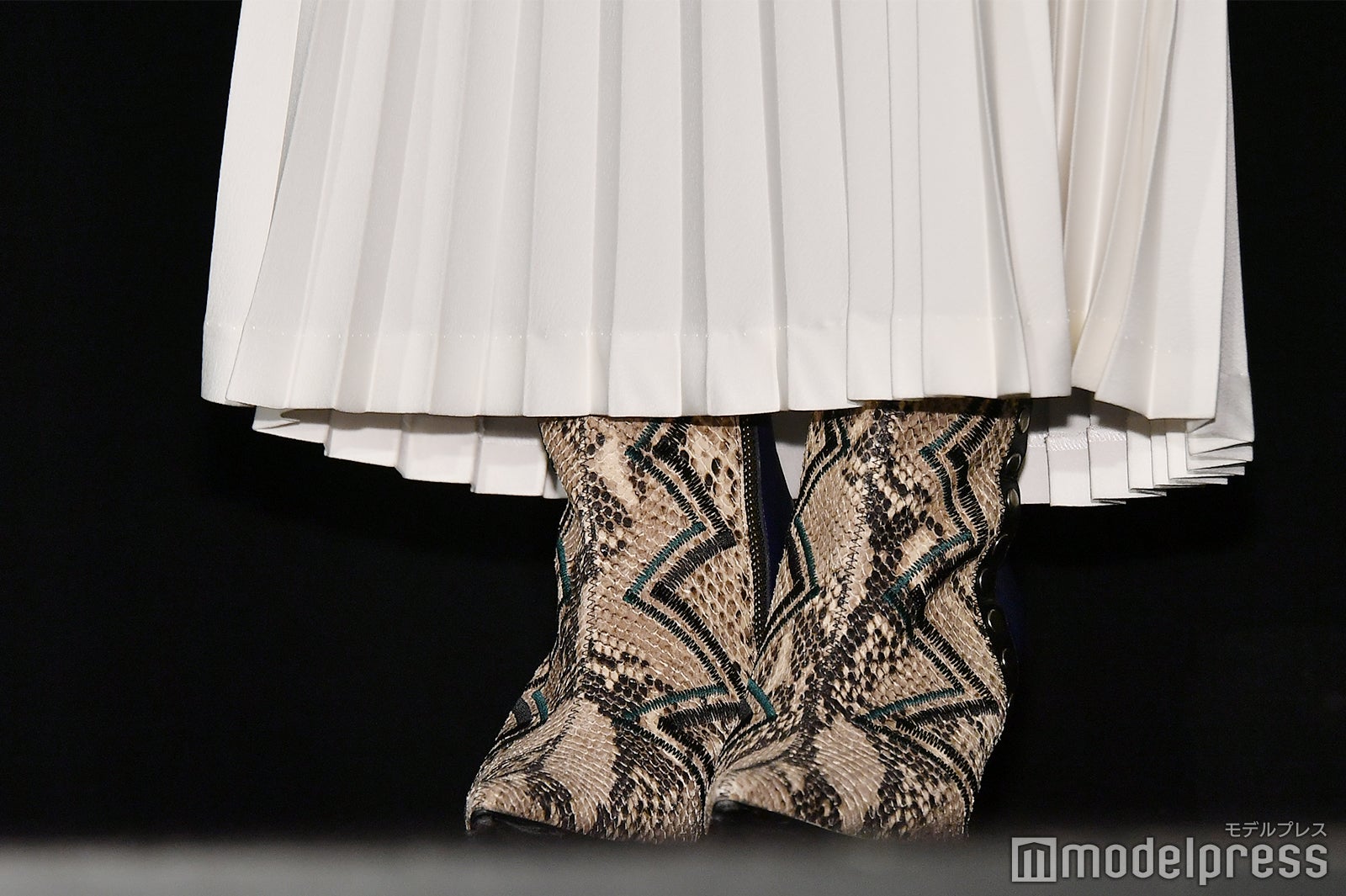 パイソン柄ブーツがかっこいい／堀田真由の足元 （C）モデルプレス