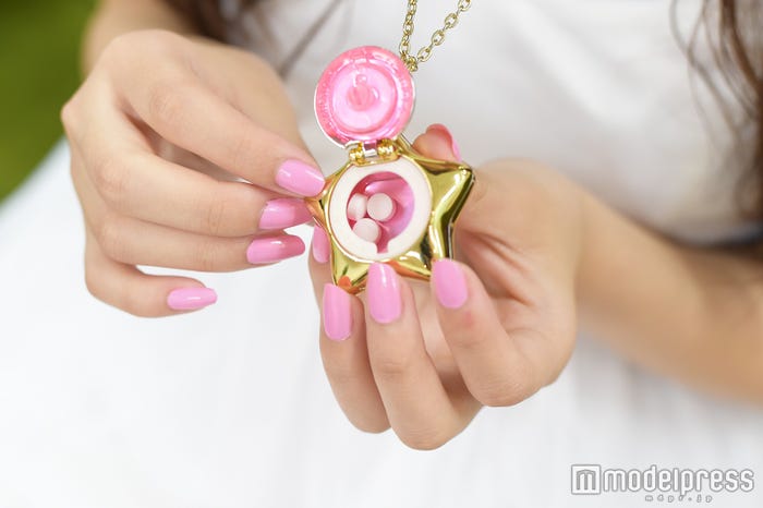 中にはラムネが!(C)モデルプレス