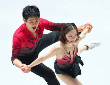 りくりゅう 世界最高得点で首位発進 直前に三浦が左肩脱臼も昨年の経験生かす 三浦「切り替えて挑むことができた」