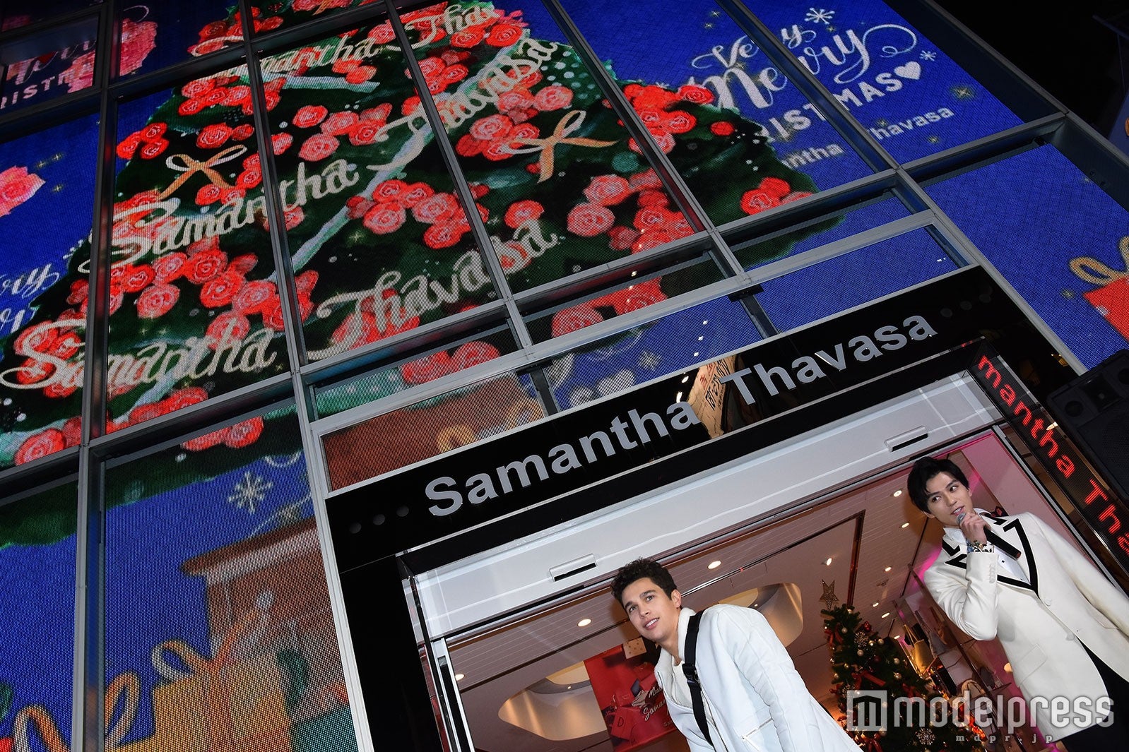 点灯式に出席したオースティン・マホーン、新田真剣佑 （C）モデルプレス