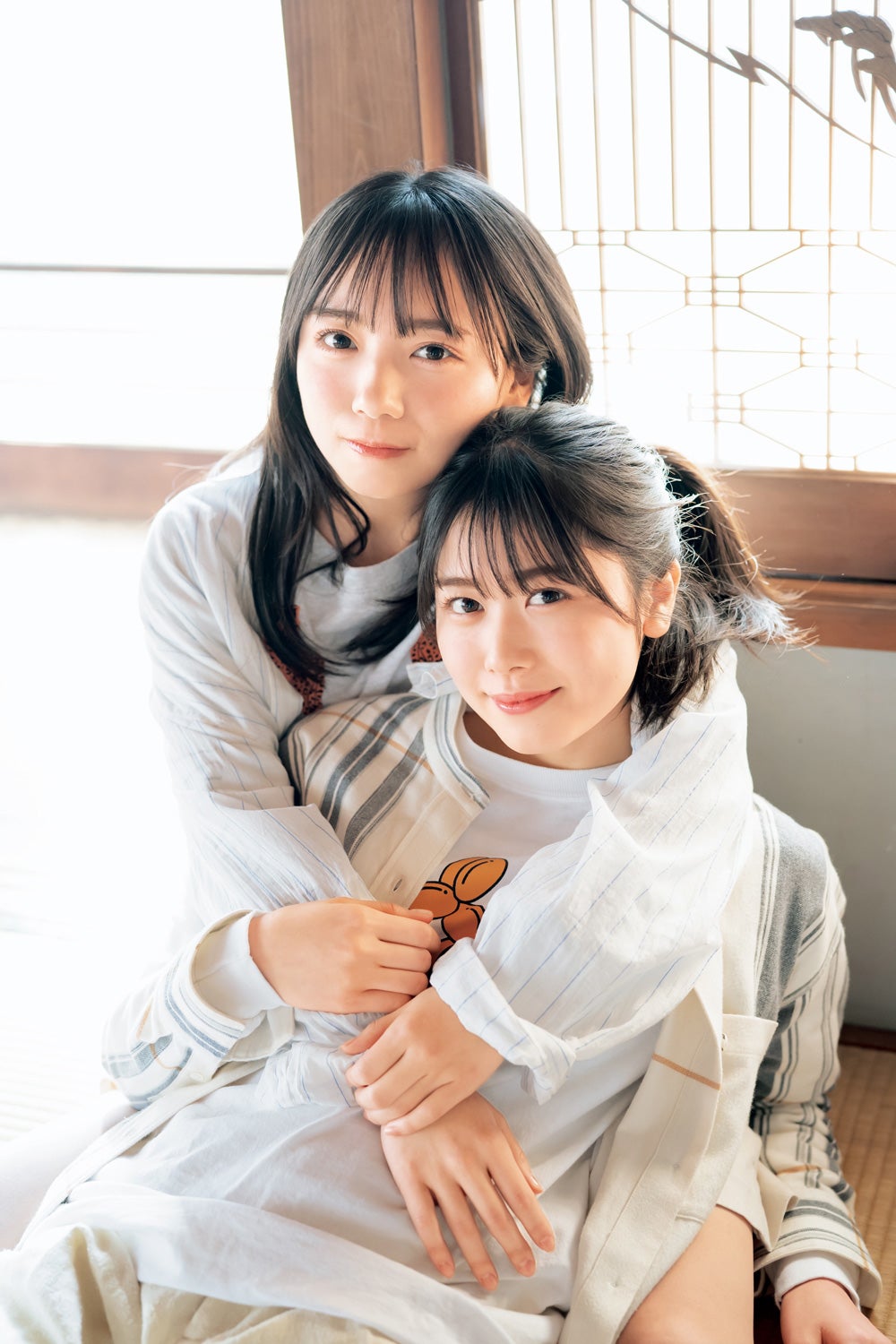 日向坂46丹生明里＆齊藤京子、ハグショットで「少年マガジン」ペア表紙 - モデルプレス