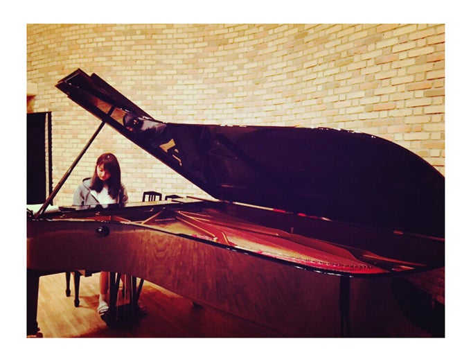 ピアノを猛練習する佐々木希／オフィシャルブログより