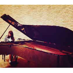 ピアノを猛練習する佐々木希／オフィシャルブログより