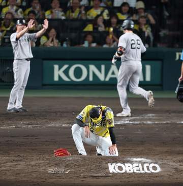 阪神・佐藤輝が座り込んだ才木の元へ “あと1球”から逆転2ラン被弾→ショックを隠しきれない右腕に歩み寄り肩をたたく 同学年の絆が見えたシーン