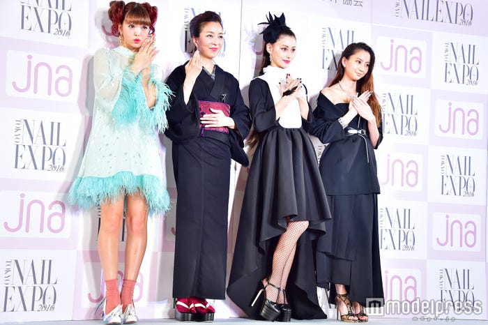 「ネイルクイーン2016」授賞式(左から)藤田ニコル、真矢ミキ、ダレノガレ明美、河北麻友子 (C)モデルプレス