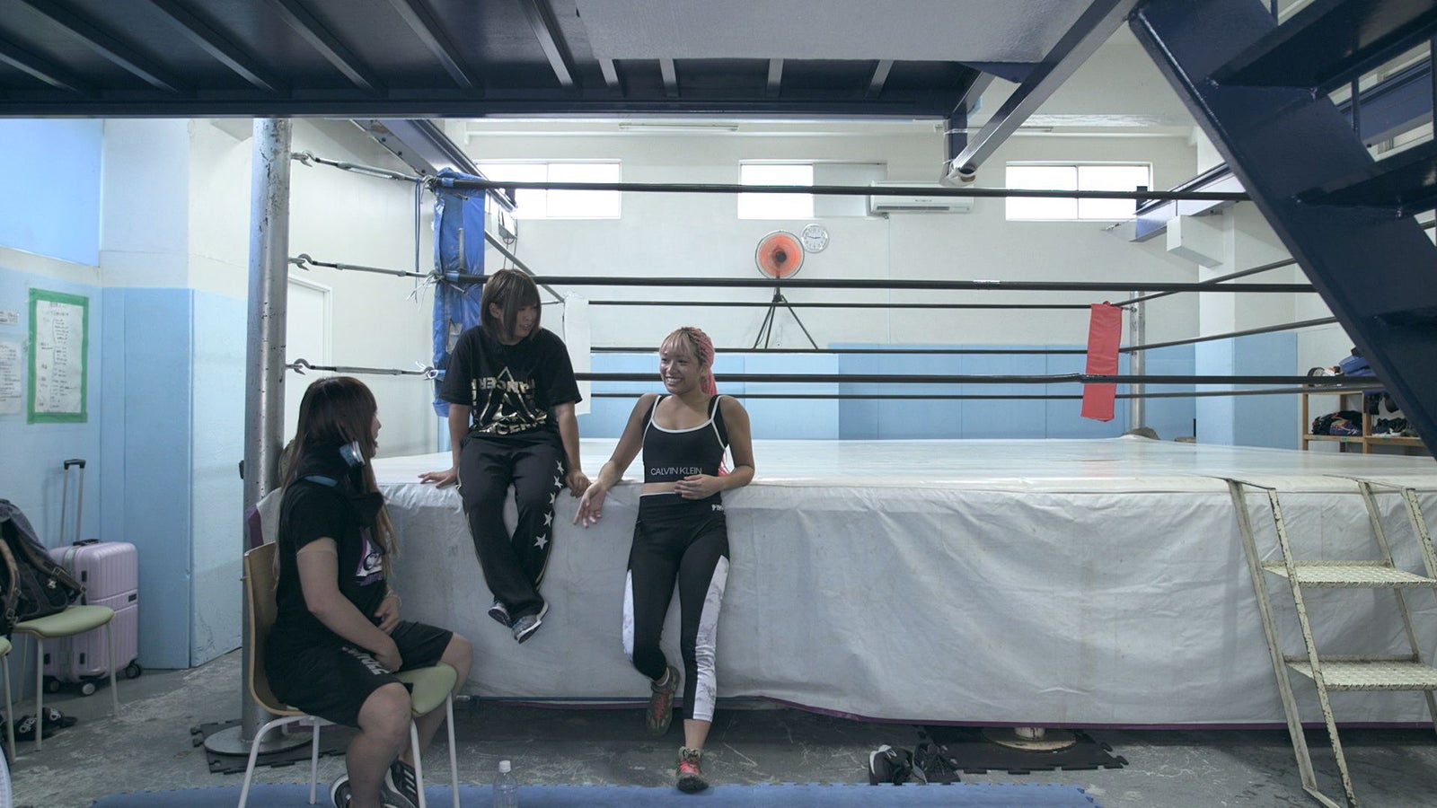 仲間と話す花「TERRACE HOUSE TOKYO 2019-2020」21st WEEK（C）フジテレビ／イースト・エンタテインメント