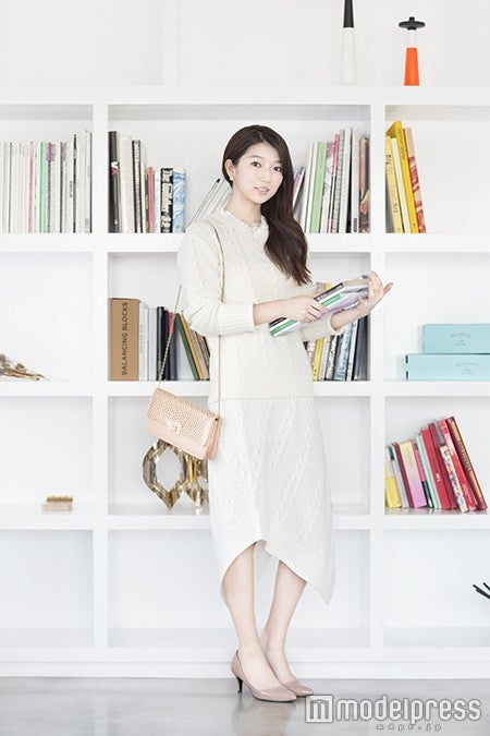 アシンメトリーな裾が色っぽい