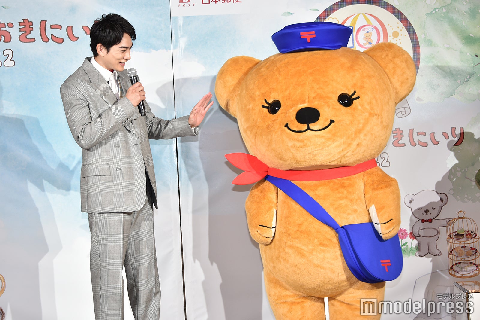 再会したぽすくまに「1年ぶり～！」と挨拶をする町田啓太（C）モデルプレス