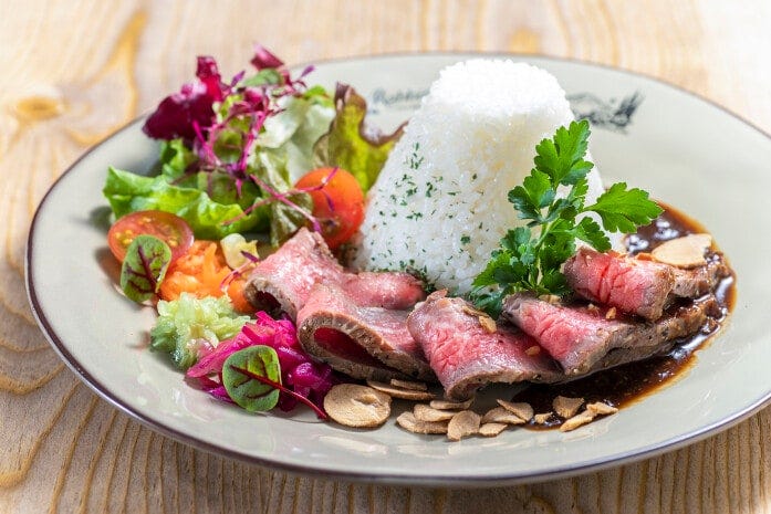 富士山型のライスを盛り付けた、彩りローストビーフプレート2500円