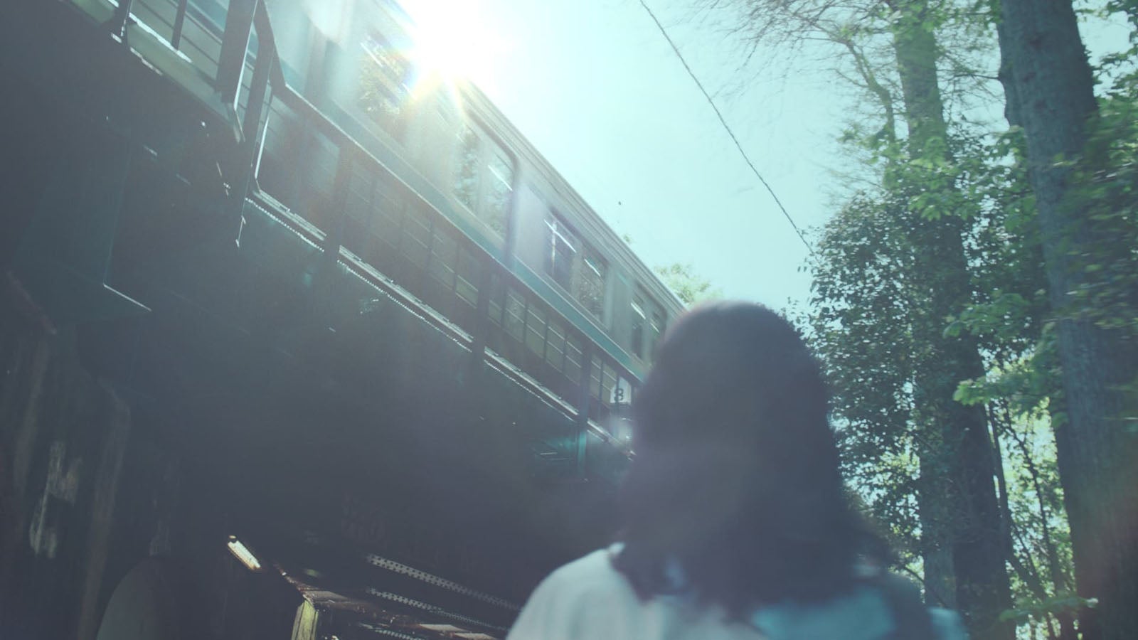 「爽健美茶 私を、前へ。」篇より（提供写真）