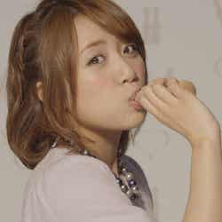 グリコの新CMに登場するAKB48高橋みなみ/パピコ 新TV-CM「相性診断パピコ」篇メイキングより