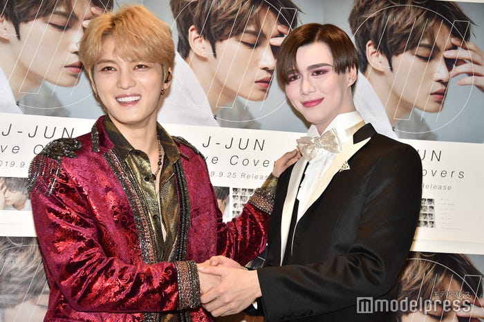 握手するジェジュン、Matt (C)モデルプレス