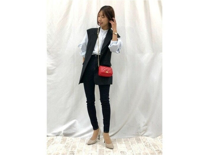 ベストとレイヤードするなど、さらに幅広い着こなしも楽しめます　出典：StyleHint