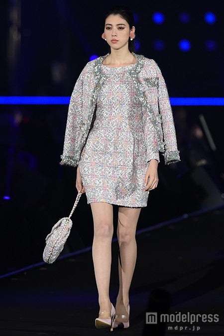 三吉彩花、ミニスカで圧倒的美脚アピール　妖艶なウインクにうっとり＜TGC2015A／W＞