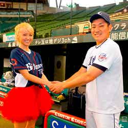 （左から）Ami、高橋朋己投手