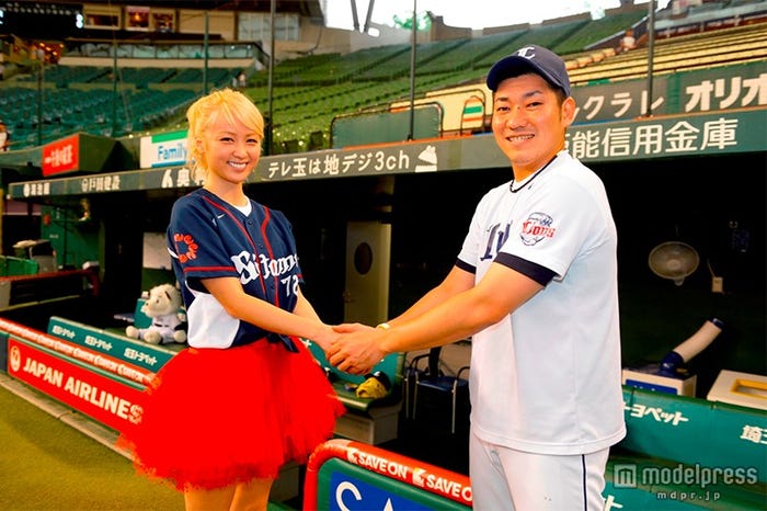 (左から)Ami、高橋朋己投手