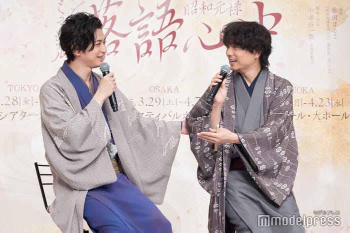 年齢を巡り言い合いをする古川雄大、山崎育三郎(C)モデルプレス