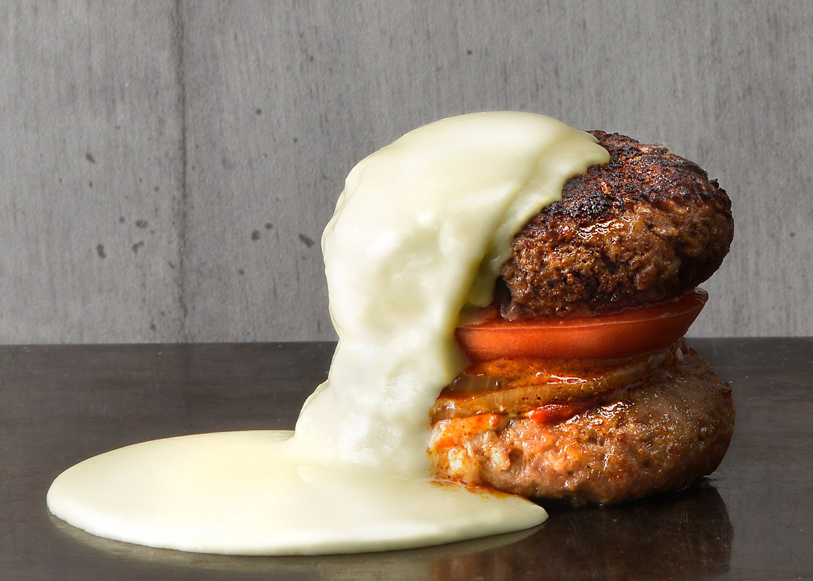 三河牛と三河もち豚の肉バーガー（THREE PLACE）／画像提供：AATJ株式会社