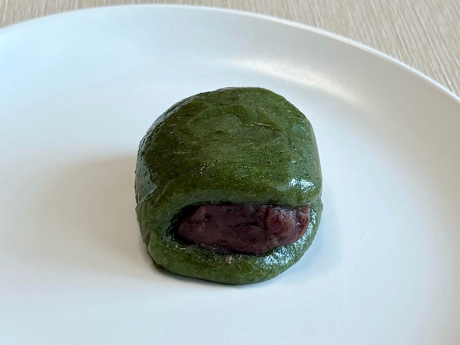 爽やかなよもぎの風味の生地に、あんこがぎっしり！  