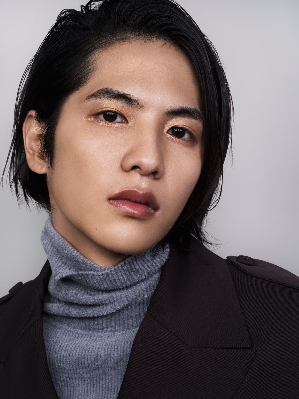 「ディオール バックステージ アイ パレット」006 ブロンズ/6,050円(税込)、「ディオール アディクト リップ マキシマイザー」029 ブロンズ/4,070 円(税込)