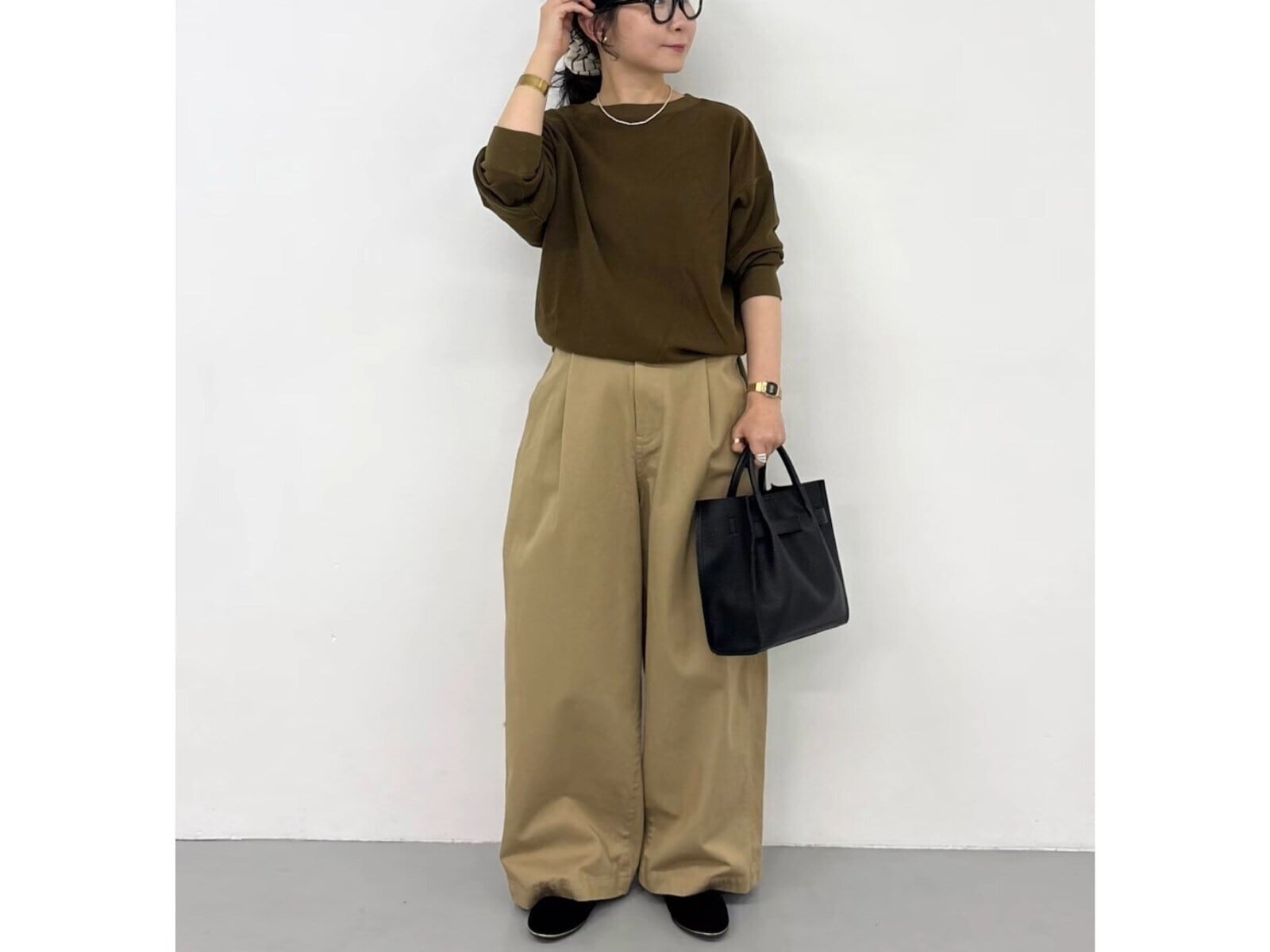 旬のブラウントップスで「老け見え」しちゃう!? 部屋着っぽく見えるNGポイントと40代のOKコーデ