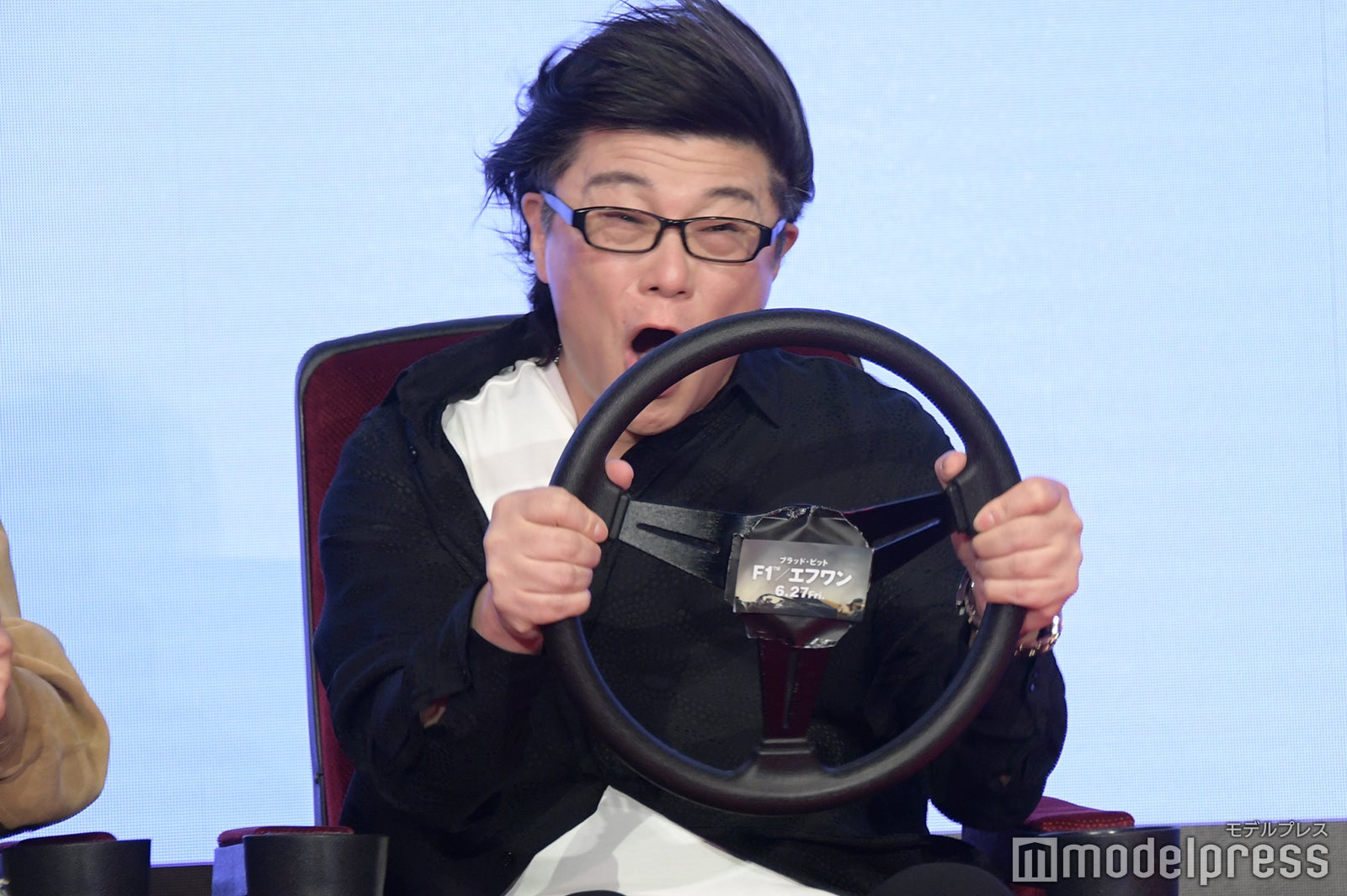 強風を浴びる森川智之（C）モデルプレス