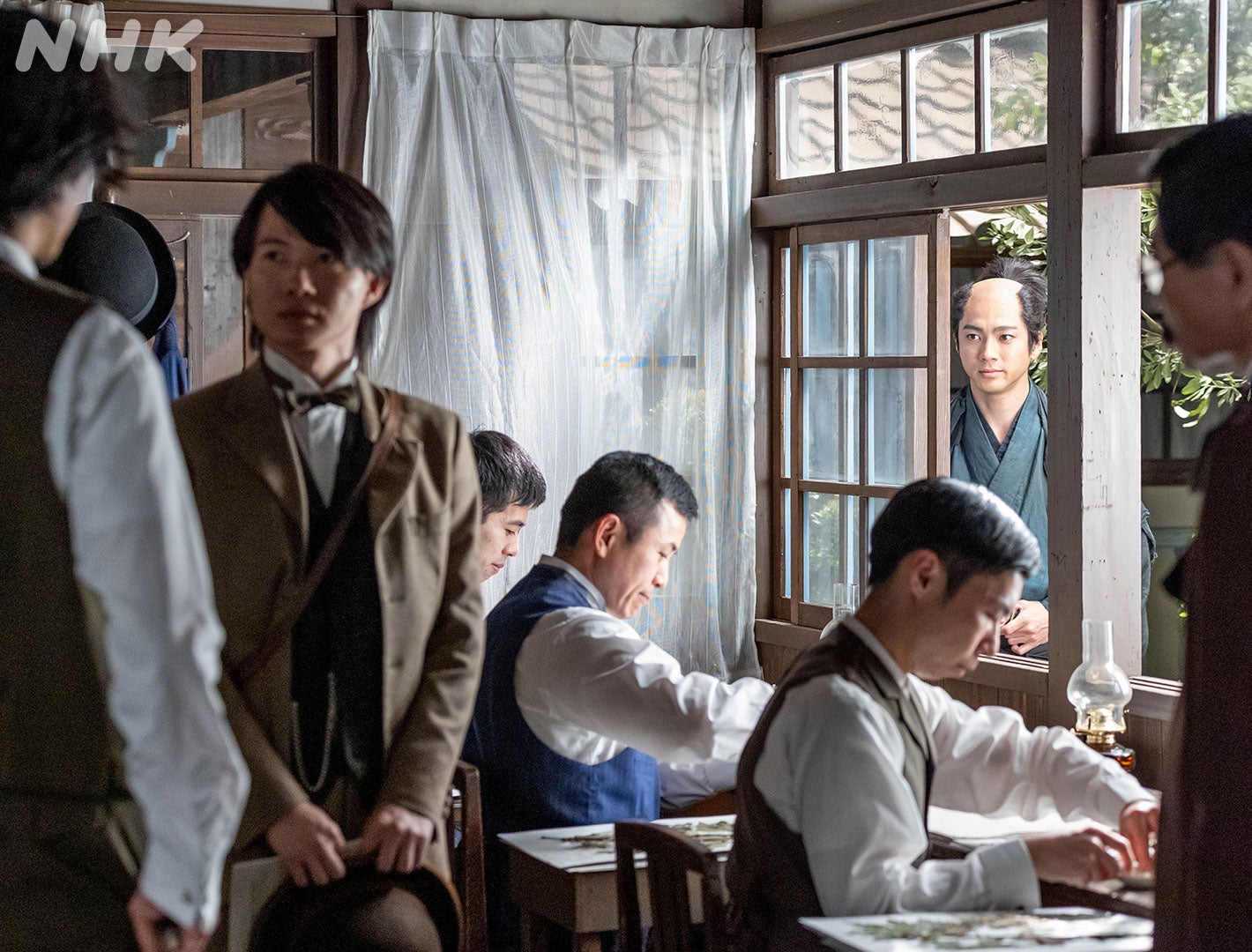 神木隆之介を見つめる山田裕貴／「らんまん」公式Twitterより