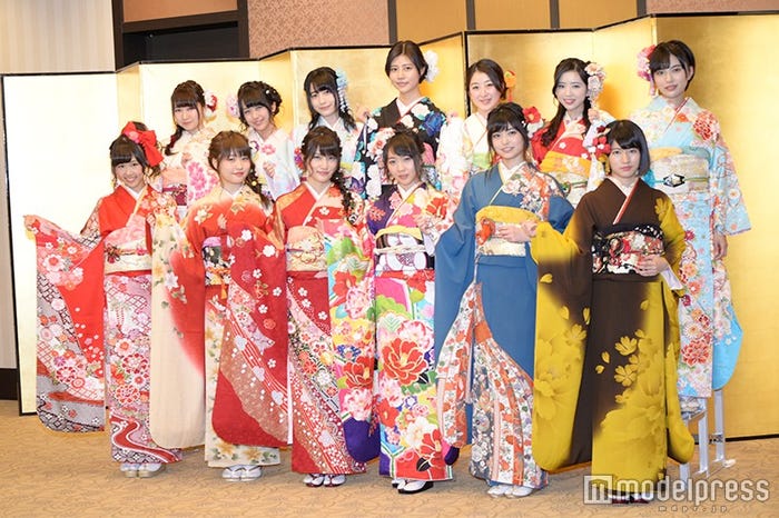 AKB48メンバー/(後列左から)名取稚菜、篠崎彩奈、佐々木優佳里、阿部マリア、伊豆田莉奈、濵松里緒菜、山本亜依(前列左から)内山奈月、中西智代梨、入山杏奈、木崎ゆりあ、前田亜美、竹内美宥(C)モデルプレス