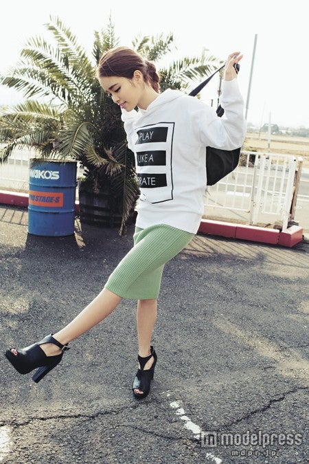 流行カラーのミントグリーンスカート／モデル：尾崎紗代子