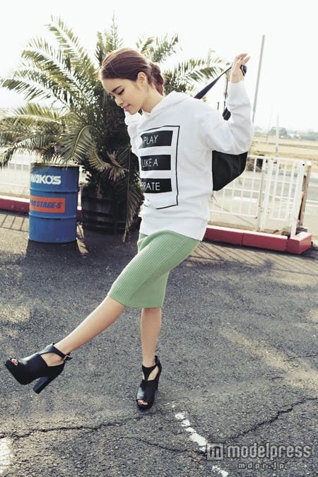 流行カラーのミントグリーンスカート/モデル:尾崎紗代子