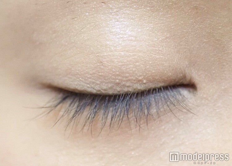 キラキラはアイホールの上半分に塗るのがポイント／写真：MAKO（C）モデルプレス