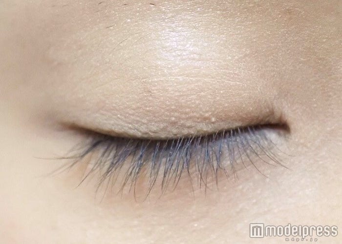 キラキラはアイホールの上半分に塗るのがポイント/写真:MAKO(C)モデルプレス