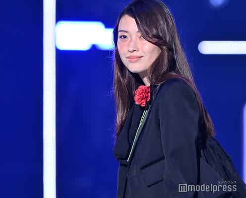 茅島みずき、スキニーパンツでスラリ美脚披露 シックなコーデ着こなす【TGC 2024 A/W】