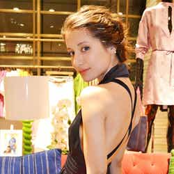 美しすぎる背中を披露したマリエ