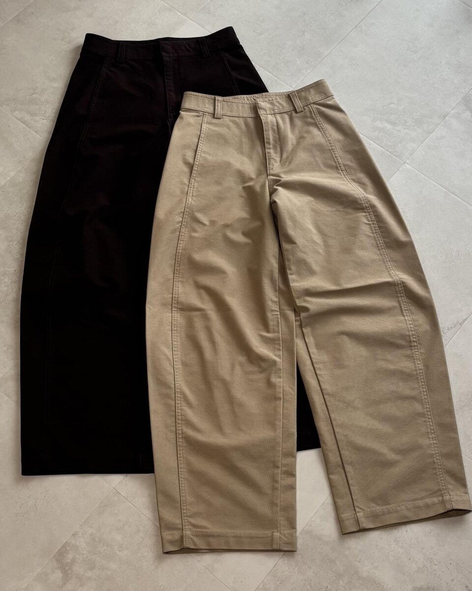 ユニクロジャージーバレルレッグパンツ　ダークブラウンとベージュ