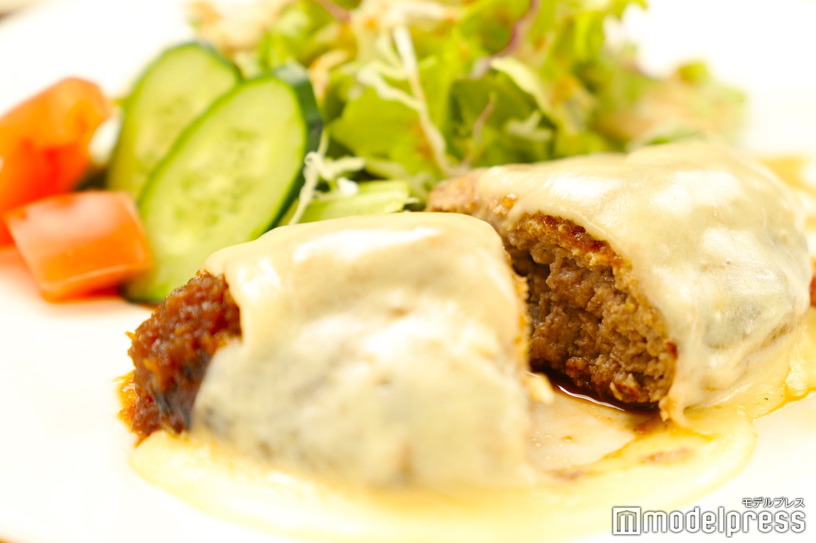 チーズハンバーグ（ごはん付）1,480円。大根や玉ねぎ、リンゴをじっくり煮込んだ醤油ベースのオリジナルソースが美味（C）モデルプレス