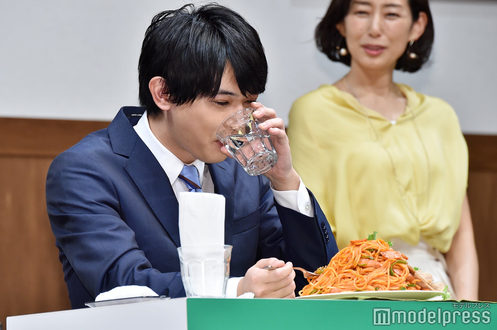 水分を摂る吉沢亮 （C）モデルプレス