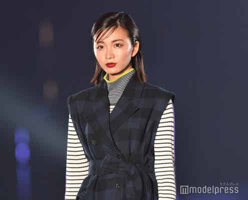 岡崎紗絵、赤リップ×跳ね上げラインでクールな色気まとう<TGC 北九州 2022>