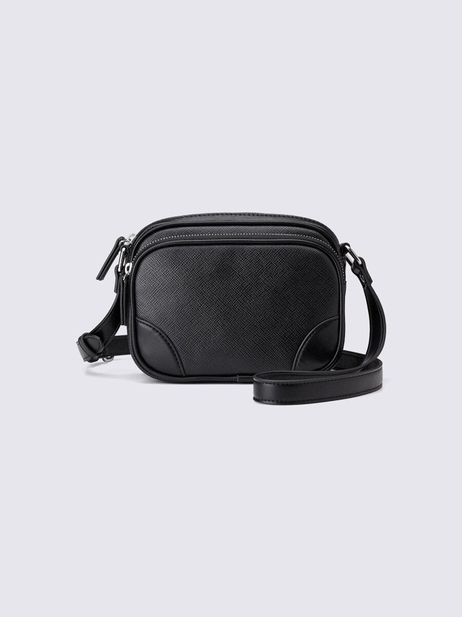 黒いスクエアフォルムのアウトポケットミニショルダーバッグ